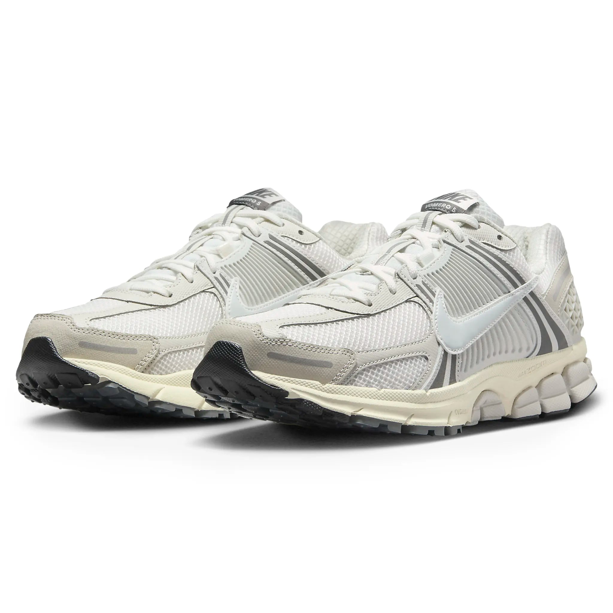 Nike Air Zoom Vomero 5 en tono platino